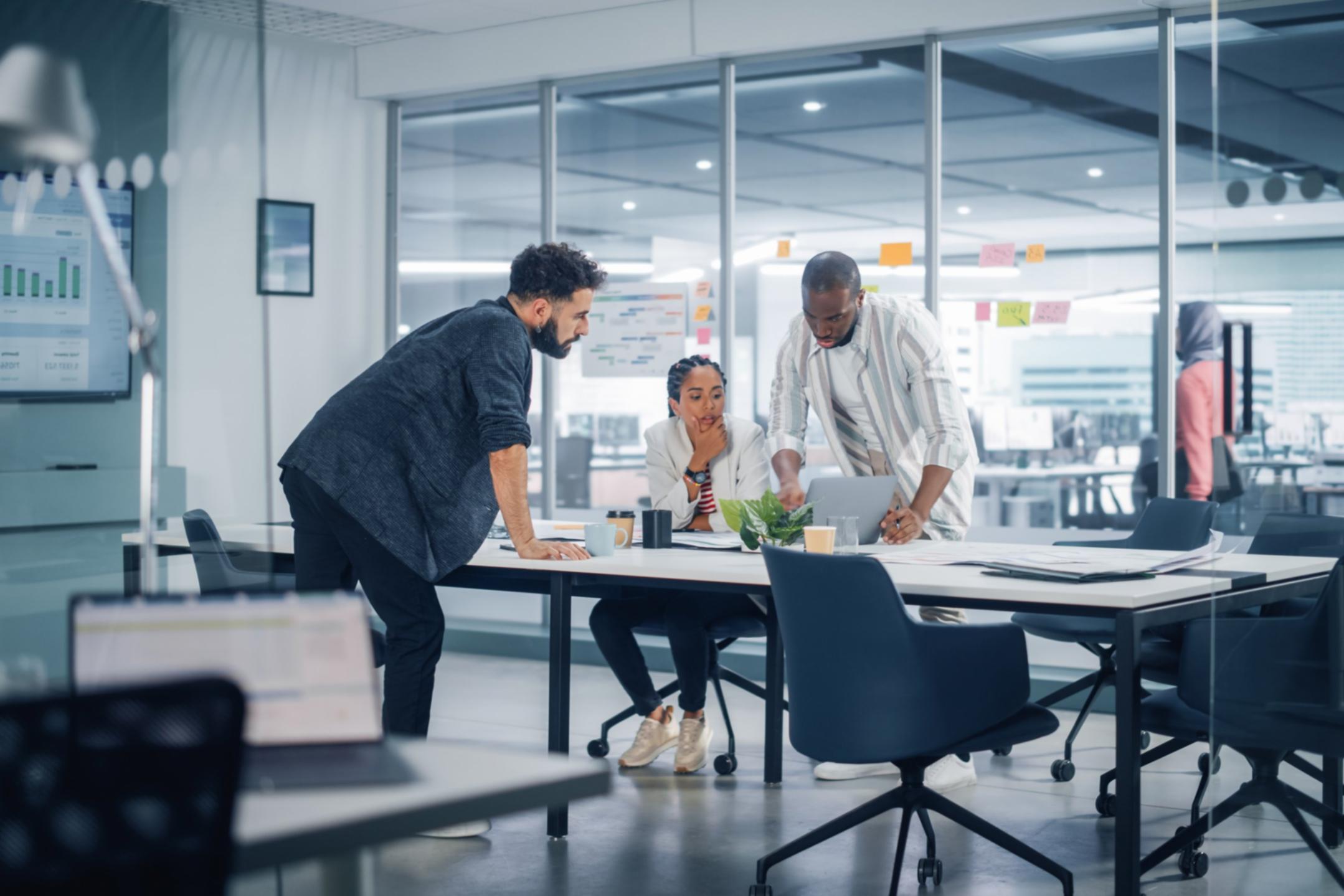 Specialist analizând date de audit SEO pe ecran